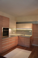 кухня по индивидуален проект, изработка от ламинирано ПДЧ, МДФ – гланц лак, термоплот, LED осветление, вградено под горен ред шкафове