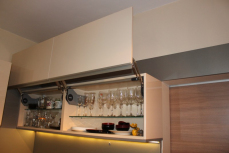 кухня по индивидуален проект, изработка от ламинирано ПДЧ, МДФ – гланц лак, термоплот, механизми за вертикално отваряне на врати в горен ред с вградено плавно затваряне